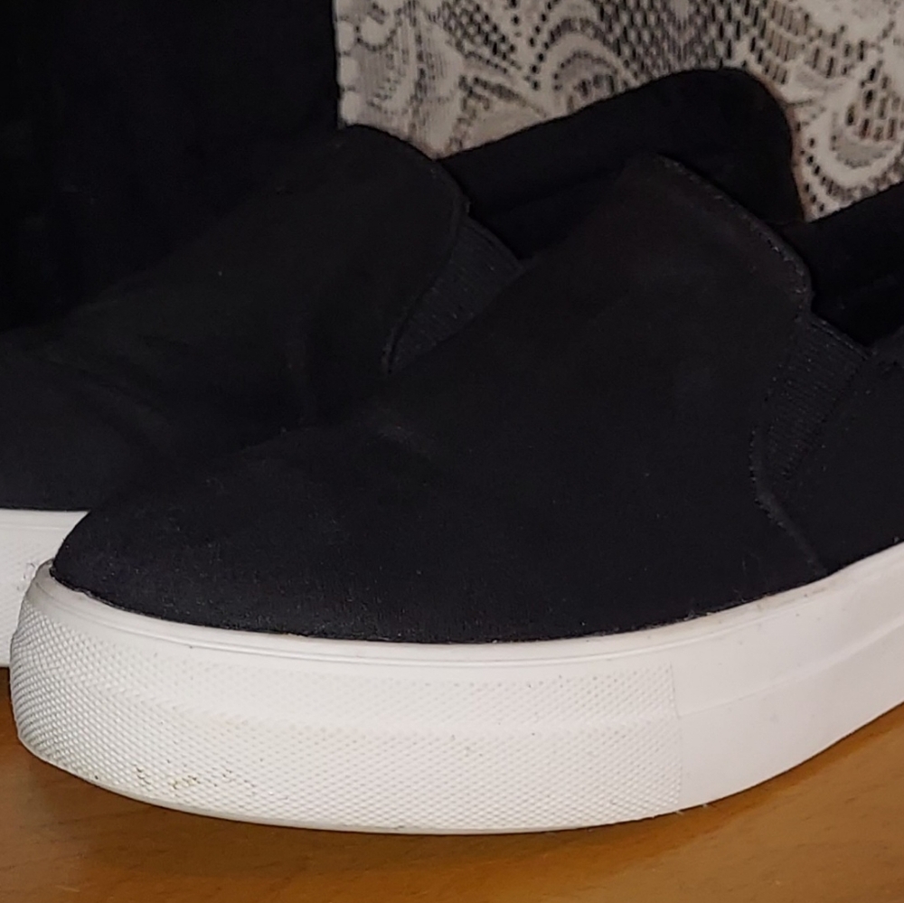Womans Soda Black and White slip on size 8.5